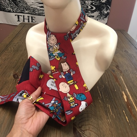 Peanuts Charlie Brown Gym Weight Training Red Tie - Picture 2 of 7